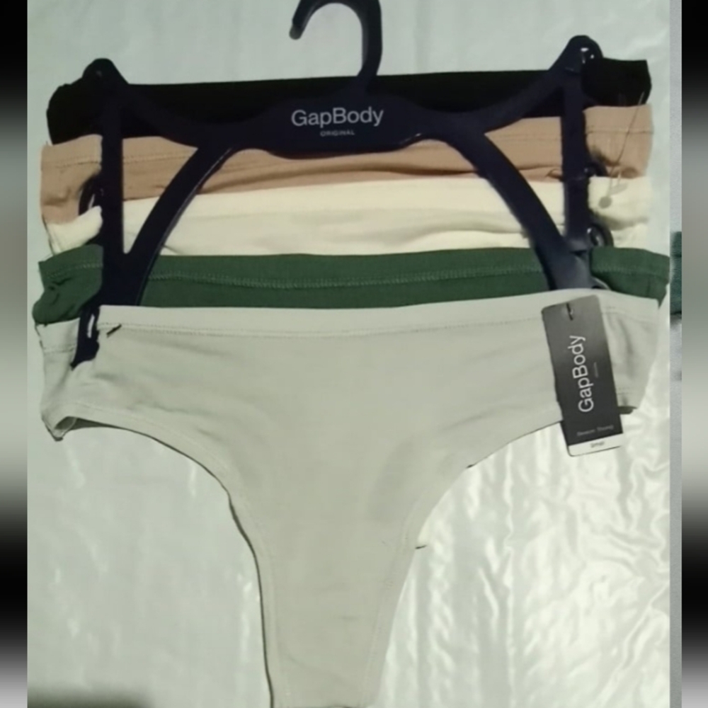 New Arrivals Gap Body breeze Thongs